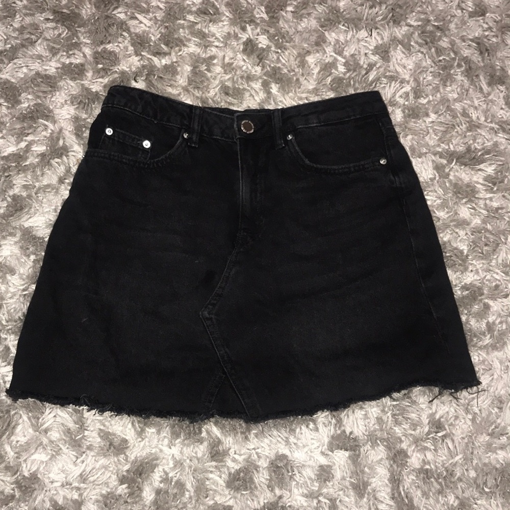 H&M black mini skirt.